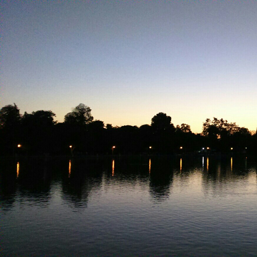 El Estanque del Parque del Retiro al anochecer