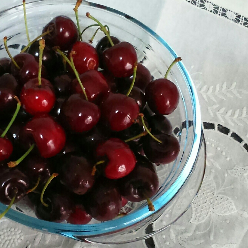 Cerezas en un cuenco de cristal