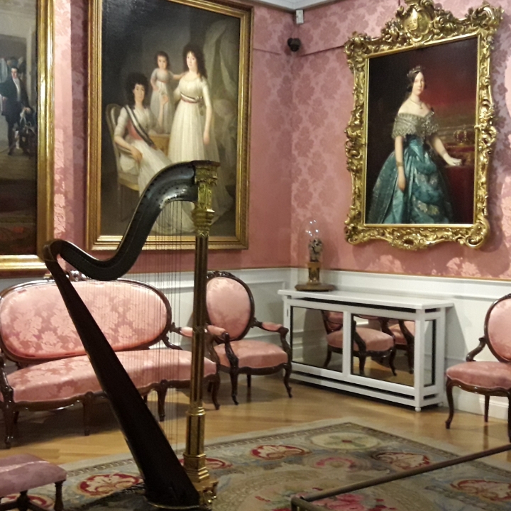 Salón de baile con la vista del arpa