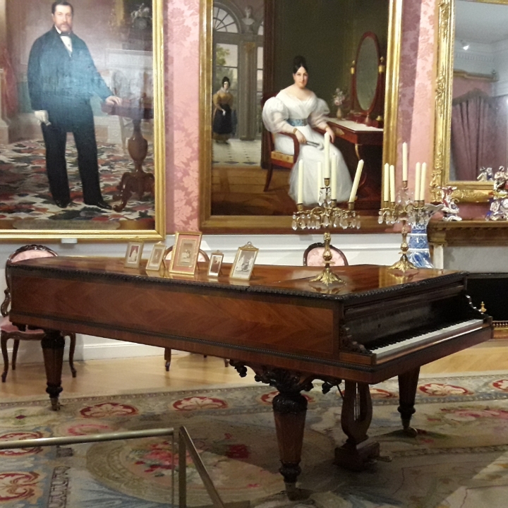Salón de baile con la vista del piano